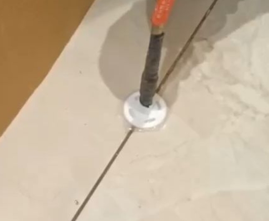 三河瓷砖空鼓维修公司专业解答瓷砖在铺贴过程中，如果没有涂抹均匀到位的粘结材料（如水泥砂浆或瓷砖胶），可能会导致以下问题