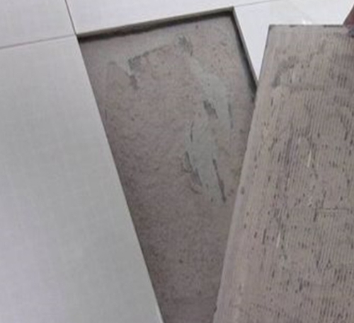 三河瓷砖空鼓维修公司分享瓷砖铺贴时如果打浆（即涂抹在瓷砖背面和基层上的砂浆或瓷砖胶）过少，会带来以下问题